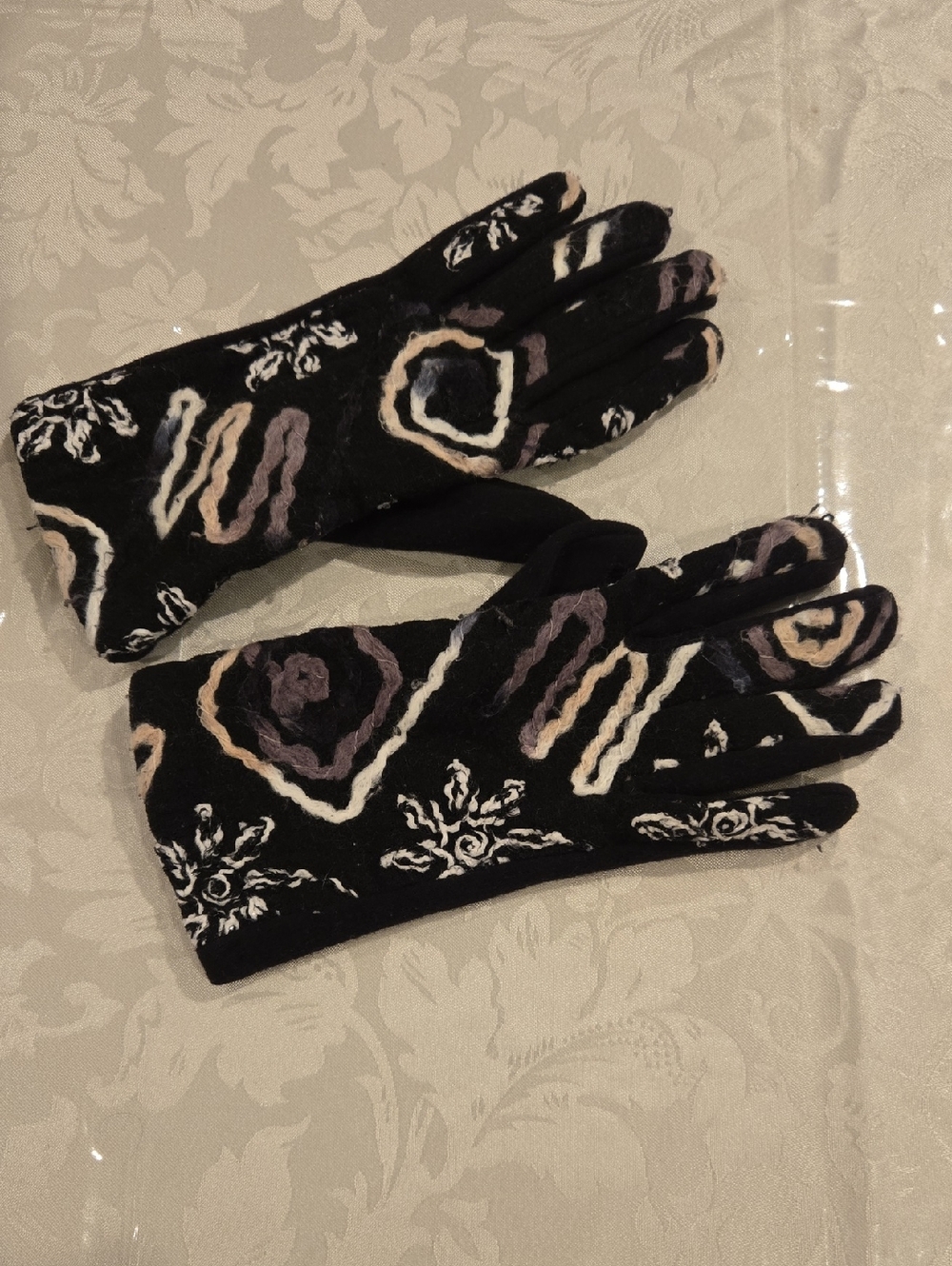 Black Patterned Women's Gloves - Stylish Winter Accessory Cotton And Polyester